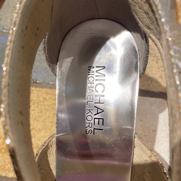 MICHAEL Michael Kors Berkeley T-Strap Silver Sandals / Heels. Size 9 - Picture 6 of 7